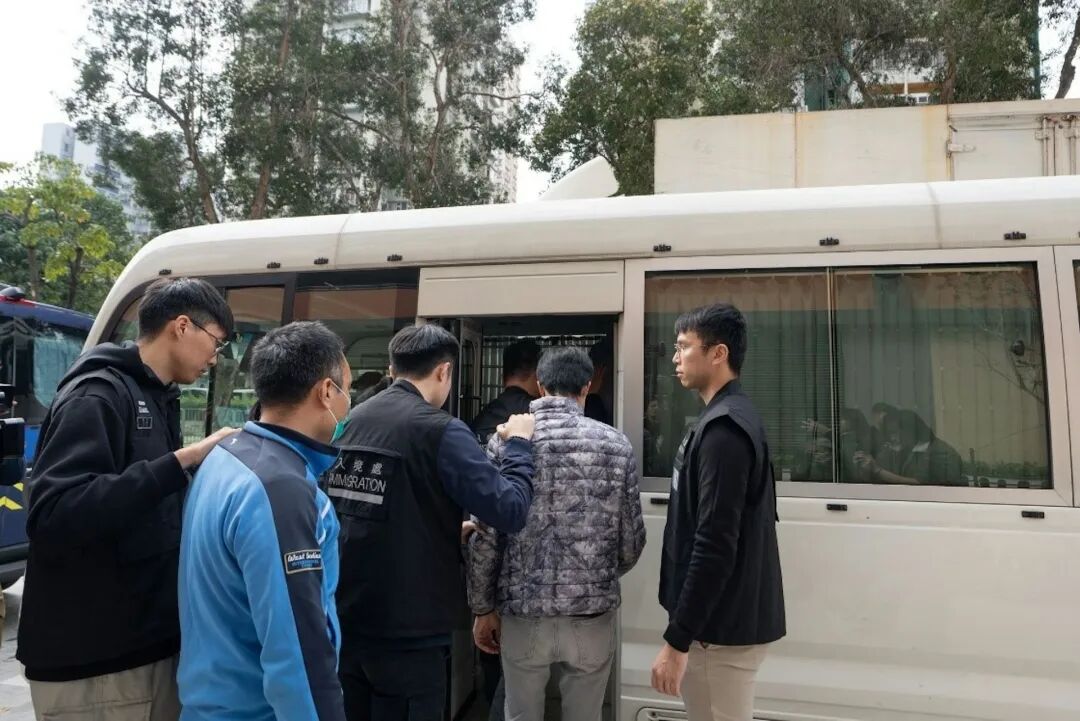 入境處在全港多區展開反非法勞工行動,拘捕15人,圖為部分被捕黑工。(入境處提供)